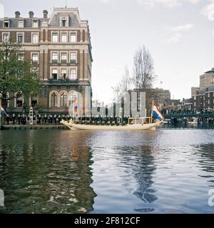 In occasione della festa di nozze d'argento nel 1962 da HM Koningin Juliana e ZKH Prince Bernhard, ad Amsterdam si è tenuto un ricevimento a vela sul Sloop del Re (1818-1981). Lo spiovente del re fu lasciato in acqua con un camion di gru. Foto Stock