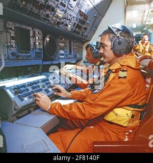 L'operatore sono a bordo di una Lockheed P-3C (Update II) Orion del Marine Aviation Service (MLD). Foto Stock