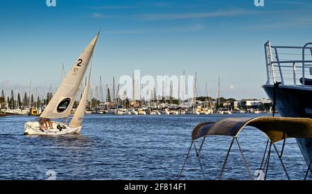 MOOLOOLABA, AUSTRALIA - 02 aprile 2021: Uno yacht con due studenti e un maestro salpa sul fiume Mooloolah - Mooloolaba Marina, Queensland, Australia. Foto Stock