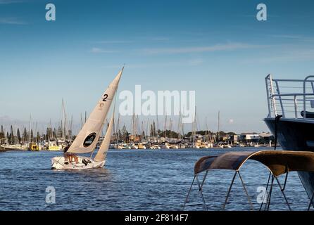 MOOLOOLABA, AUSTRALIA - 02 aprile 2021: Uno yacht con due studenti e un maestro salpa sul fiume Mooloolah - Mooloolaba Marina, Queensland, Australia. Foto Stock