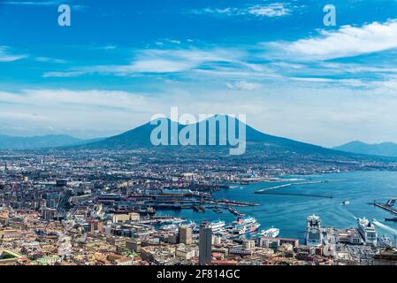 Napoli - 10 settembre 2019: Veduta panoramica del golfo, del Vesuvio e della città di Napoli a Napoli Foto Stock