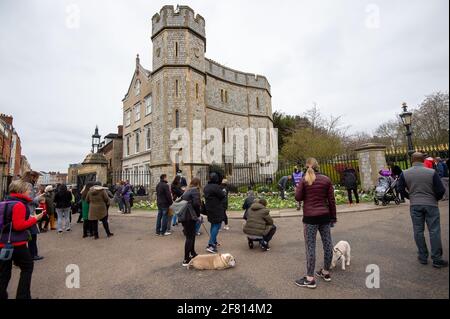 Windsor, Berkshire, Regno Unito. 10 aprile 2021. Centinaia di persone erano a Windsor oggi portando tributi floreali per sua Maestà la Regina dopo la triste passata ieri del suo amato marito, S.A.R. il Principe Filippo, il Duca di Edimburgo. I fiori venivano collocati sull'erba fuori dalle porte del Castello di Windsor sulla Long Walk. Molte stazioni TV erano in Windsor che trasmette in diretta oggi. È stato annunciato che i funerali di S.A.R. il Principe Filippo saranno un evento privato che si terrà nella Cappella di San Giorgio sabato 17 aprile 2021. Credito: Maureen McLean/Alamy Foto Stock