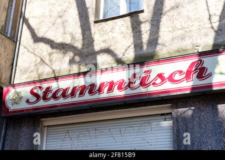 Il cartello Stammtisch (tavolo dei Regulars) in un pub di quartiere tedesco a Berlino, in Germania, è chiuso durante la chiusura nel mese di aprile 2020. Foto Stock