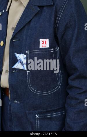 Primo piano di uomo che indossa una giacca Lee stile americano 30s . Foto Stock