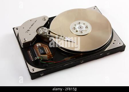 Vista generale disco rigido non montato su sfondo bianco Foto Stock