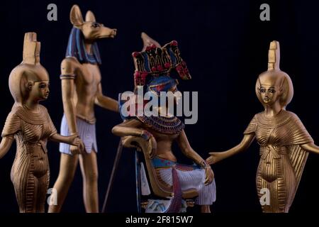 Ancora vita con figure egiziane di anubis, faraone e la dea nebtht ed eset Foto Stock