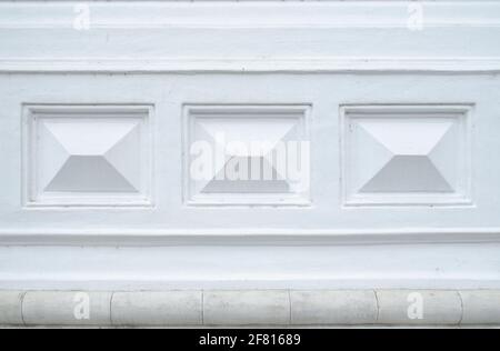 Bianco blocco alto rilievo a decorato sul rettangolo di quotatura da parete a superficie. Elementi del decor architettonico dell'edificio. Design parete, rel Foto Stock