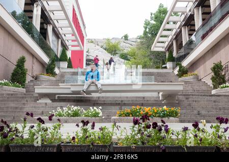 Una fontana e fiori nel centro di Plovdiv, Bulgaria Foto Stock
