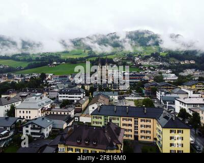 Vista panoramica aerea della città alpina villaggio di montagna St. Johann im Pongau con cupola della cattedrale a Salisburgo Austria alpi Europa Foto Stock