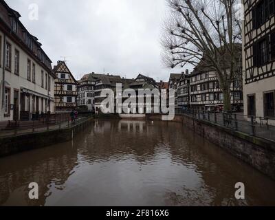 Affascinante e pittoresca vecchia architettura tradizionale case a graticcio edifici a Ill Fiume Reno a Strasburgo Grand Est basso Reno Alsazia Petite Fra Foto Stock