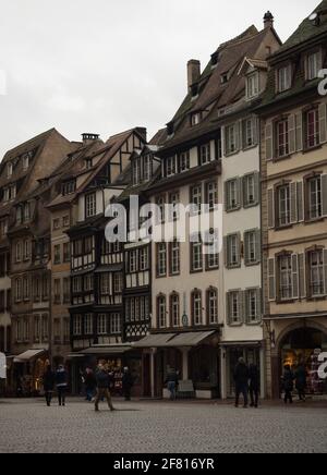 Affascinante e pittoresco vecchio tradizionale architettura case a graticcio edifici a Strasburgo Grand Est basso Reno Alsazia Francia Europa Foto Stock