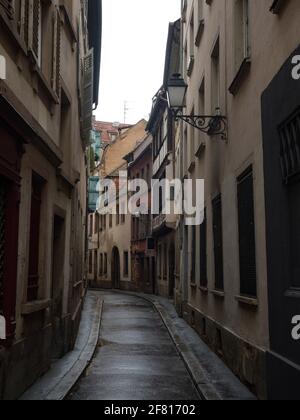 Affascinante strada vicolo vuoto e stretta strada con vecchio tradizionale Case edifici a Strasburgo Grand Est basso Reno Alsazia Francia Europa Foto Stock