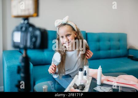 Blog di bellezza. Giovane ragazza adolescente che registra vlog, cosmetici e trucco Foto Stock