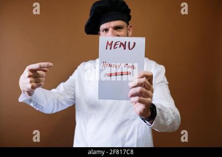 Chef uomo con un cartello che dice menu Foto Stock