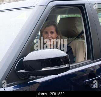 Windsor, Berkshire, Regno Unito. 10 aprile 2021. Il Principe Edoardo, conte di Wessex e figlio di S.A.R. il Principe Filippo visitò sua Madre sua Maestà la Regina insieme a sua moglie Sophie, la Contessa di Wessex al Castello di Windsor oggi, dopo il triste passaggio di ieri di S.A.R. il Principe Filippo, il Duca di Edimburgo. È stato annunciato che i funerali di S.A.R. il Principe Filippo saranno un evento privato che si terrà nella Cappella di San Giorgio sabato 17 aprile 2021. Credito: Maureen McLean/Alamy Foto Stock