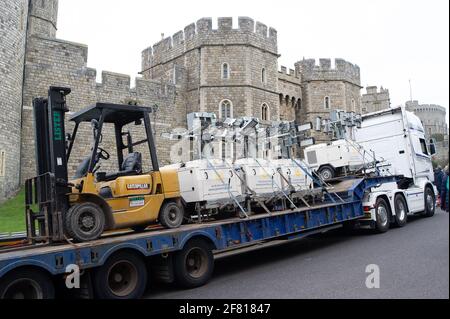 Windsor, Berkshire, Regno Unito. 10 aprile 2021. Apparecchiature di illuminazione in arrivo al Castello di Windsor oggi. Molte stazioni TV erano in Windsor che trasmette in diretta oggi. È stato annunciato che i funerali di S.A.R. il Principe Filippo saranno un evento privato che si terrà nella Cappella di San Giorgio sabato 17 aprile 2021. Credito: Maureen McLean/Alamy Foto Stock