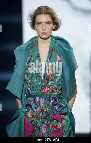 Madrid, Spagna. 10 Apr 2021. Una modella cammina sulla pista alla sfilata di moda Ulises Merida durante la Mercedes Benz Fashion Week Madrid Aprile 2021 a Ifema. (Foto di Oscar Fuentes/SOPA Images/Sipa USA) Credit: Sipa USA/Alamy Live News Foto Stock