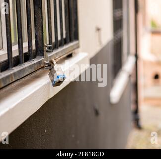 Primo piano di un lucchetto che fissa le barre su un finestrino Nella città di Norwich Foto Stock