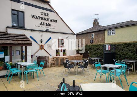 Eton, Windsor, Berkshire, Regno Unito. 10 aprile 2021. Sedie e tavoli all'aperto sono tornati in giardino al Watermans Arms Pub di Eton. Il prossimo passo della tabella di marcia del governo per far uscire l'Inghilterra dalle restrizioni di Coronavirus Covid-19 si svolge da lunedì 12 aprile 2021. Pub e ristoranti potranno riaprire ai clienti, ma solo per posti a sedere socialmente distanziati all'aperto. Credito: Maureen McLean/Alamy Foto Stock