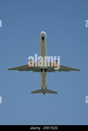 Düsseldorf, Germania - 16 luglio 2015: Boeing B757-330 di Condor decollo all'aeroporto di Düsseldorf Foto Stock