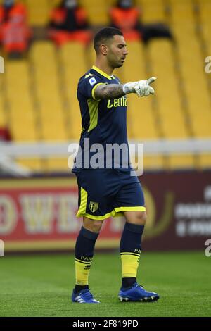 Luigi Sepe (Parma) durante la partita italiana 'sarie A' tra Parma 1-3 Milano allo stadio Ennio Tardini il 10 aprile 2021 a Parma. Credit: Maurizio Borsari/AFLO/Alamy Live News Foto Stock