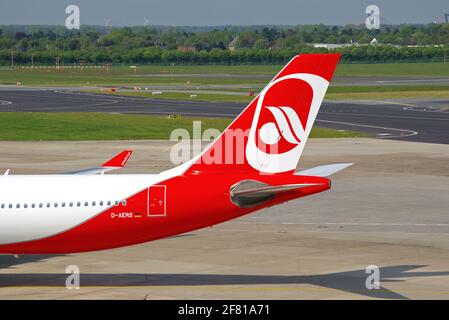 Düsseldorf, Germania - 03 maggio 2008: Coda aerea di Airbus A330-300 di Air Berlin all'aeroporto di Düsseldorf Foto Stock