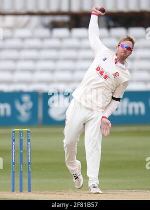 Chelmsford, Regno Unito. 10 Apr 2021. CHELMSFORD INGHILTERRA - 10 APRILE: Simon Harmer di Essex durante il campionato della contea di assicurazione di LV Gruppo 1 giorno 3 di quattro tra Essex CCC e Worcestershire CCC al terreno della contea di Cloudfm il 10 aprile 2021 a Chelmsford, Inghilterra Credit: Action Foto Sport/Alamy Live News Foto Stock