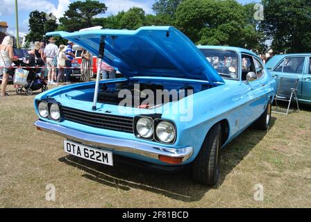 Un 1973 Ford Capri Mk1 parcheggiato fino a visualizzare la Riviera Inglese classic car show, Paignton, Devon, Inghilterra. Regno Unito. Foto Stock