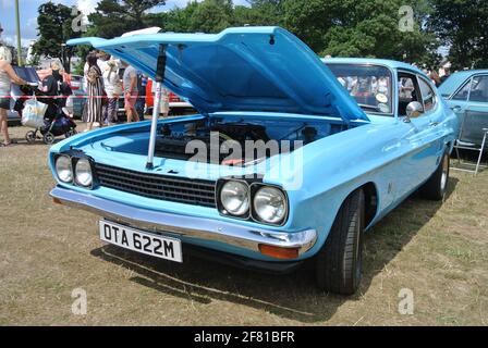 Un 1973 Ford Capri Mk1 parcheggiato fino a visualizzare la Riviera Inglese classic car show, Paignton, Devon, Inghilterra. Regno Unito. Foto Stock