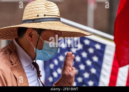 Washington, DC, USA, 10, Aprile, 2021. Nella foto: Un uomo fa un saluto a tre dita durante una protesta contro il colpo di Stato in Myanmar e in richiesta di ripristino del governo democraticamente eletto. Credit: Alison C Bailey/Alamy Live News Foto Stock