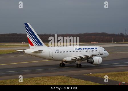 Düsseldorf, Germania - 26 gennaio 2008: Airbus A318-111 di Air France all'aeroporto di Düsseldorf durante la tassazione Foto Stock