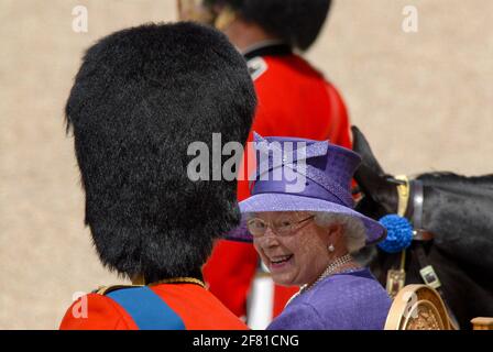 S.A.R. la Regina con suo marito e consorte S.A.R. il Principe Filippo, il Duca di Edimburgo a Trooping il colore 17 giugno 2006. Sua altezza reale guarda verso suo marito con un sorriso luminoso. Foto Stock