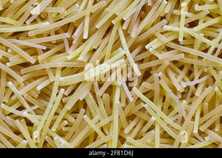 Spaghetti all'uovo o spaghetti, maccheroni, pasta di noodle sfondo macro closeup Top View. Concetto di alimentazione sana, dieta proteica e vegetarianismo. Foto Stock
