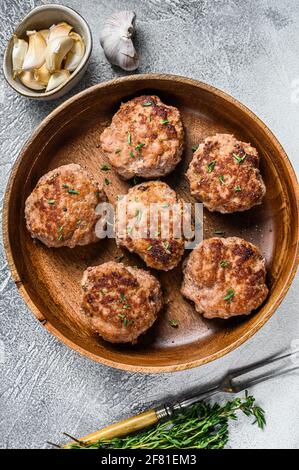 Cotolette fritte fatte in casa di manzo e carne di maiale. Sfondo bianco. Vista dall'alto Foto Stock