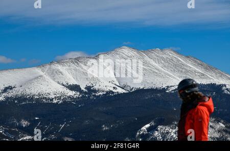 L'uomo in cima alla montagna gode di un paesaggio spettacolare a Breckenridge , CO. Foto Stock