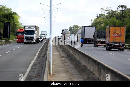 simoes filho, bahia / brasile - 24 marzo 2017: Movimento di veicoli di carico e automobili sulla strada statale BR 324 nel comune di Simoes Foto Stock