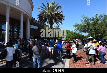 La gente aspetta in fila per ricevere un colpo del vaccino Johnson & Johnson ad un luogo pop-up di vaccinazione COVID-19 nel parcheggio al Consolato messicano a Orlando.le dosi del vaccino one-shot Johnson & Johnson sono in alta richiesta nonostante le reazioni avverse e blot coaguli tra un piccolo numero di pazienti. Foto Stock