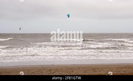 Yeppoon, Queensland, Australia - Aprile 2021: Windsurf sull'oceano in una giornata bagnata e piovosa Foto Stock