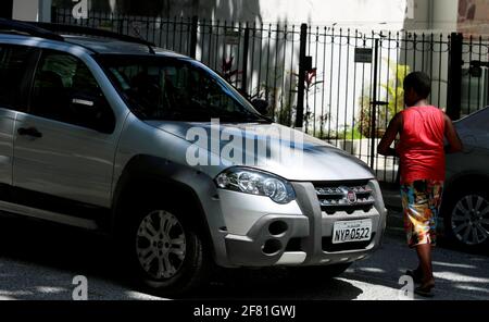 salvador, bahia / brasile - 24 dicembre 2014: Il bambino è visto chiedendo donazioni nel mezzo del traffico di veicoli nel quartiere Pituba di Salvado Foto Stock