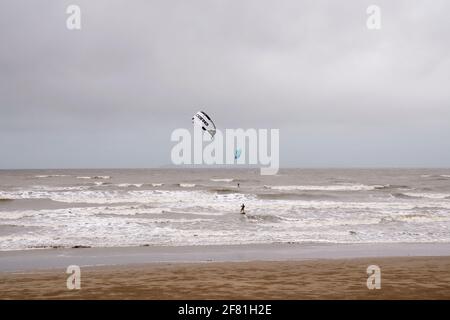 Yeppoon, Queensland, Australia - Aprile 2021: Windsurf sull'oceano in una giornata bagnata e piovosa Foto Stock