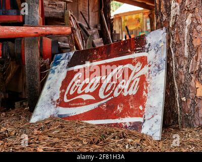 Antico segno di bevanda Coca Cola d'epoca. Foto Stock
