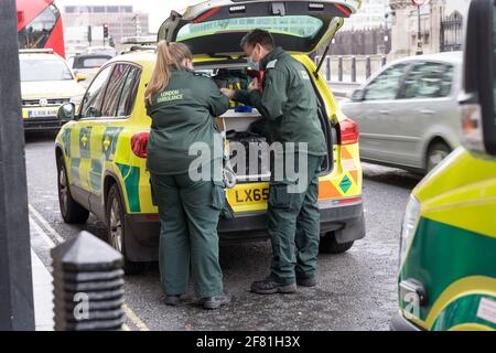 L'ambulanza di emergenza di Londra ha assistito ad un incidente fuori dalla stazione della metropolitana di Westminster vicino a House of Parliament Square, Londra, Regno Unito Foto Stock