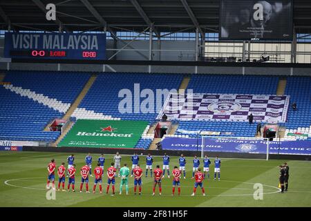 I giocatori e i funzionari della città di Cardiff e di Blackburn Rovers osservano 2 minuti di silenzio davanti al k/o mentre pagano rispetto al principe Phillip, il duca di Edimburgo che è passato via il venerdì.EFL Skybet match di campionato, Cardiff City contro Blackburn Rovers al Cardiff City Stadium di Cardiff, Galles Sabato 10 Aprile 2021 questa immagine può essere utilizzata solo per scopi editoriali. Solo per uso editoriale, è richiesta una licenza per uso commerciale. Nessun utilizzo nelle scommesse, nei giochi o nelle pubblicazioni di un singolo club/campionato/giocatore. pic di Andrew Orchard/Andrew Orchard sports photography/Alamy Live news Foto Stock