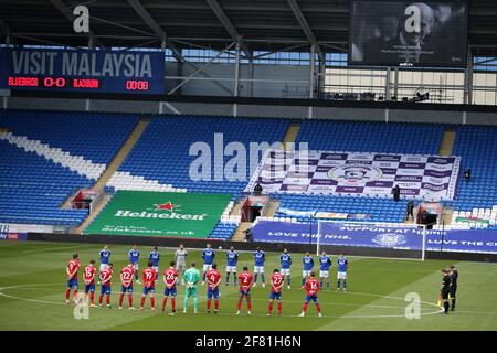 I giocatori e i funzionari della città di Cardiff e di Blackburn Rovers osservano 2 minuti di silenzio davanti al k/o mentre pagano rispetto al principe Phillip, il duca di Edimburgo che è passato via il venerdì.EFL Skybet match di campionato, Cardiff City contro Blackburn Rovers al Cardiff City Stadium di Cardiff, Galles Sabato 10 Aprile 2021 questa immagine può essere utilizzata solo per scopi editoriali. Solo per uso editoriale, è richiesta una licenza per uso commerciale. Nessun utilizzo nelle scommesse, nei giochi o nelle pubblicazioni di un singolo club/campionato/giocatore. pic di Andrew Orchard/Andrew Orchard sports photography/Alamy Live news Foto Stock