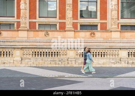 Luglio 2020. Londra. Persone del Victoria and Albert o V e UN museo, Londra, Inghilterra Foto Stock