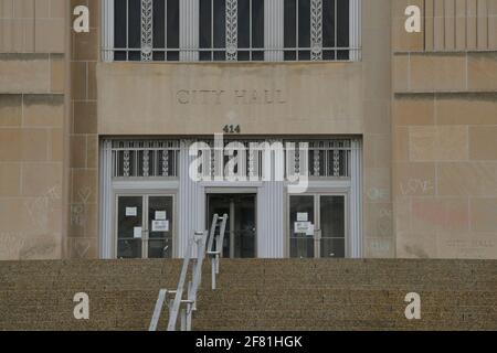 Kansas City, Missouri, Stati Uniti. 10 Apr 2021. Camp 6ixx tende senzatetto rimosso dal municipio dopo le camere di hotel in Kansas City, Missouri il 10 aprile 2021. Credit: Dee CEE carter/Media Punch/Alamy Live News Foto Stock