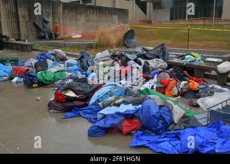 Kansas City, Missouri, Stati Uniti. 10 Apr 2021. Camp 6ixx tende senzatetto rimosso dal municipio dopo le camere di hotel in Kansas City, Missouri il 10 aprile 2021. Credit: Dee CEE carter/Media Punch/Alamy Live News Foto Stock