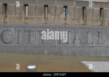 Kansas City, Missouri, Stati Uniti. 10 Apr 2021. Camp 6ixx tende senzatetto rimosso dal municipio dopo le camere di hotel in Kansas City, Missouri il 10 aprile 2021. Credit: Dee CEE carter/Media Punch/Alamy Live News Foto Stock