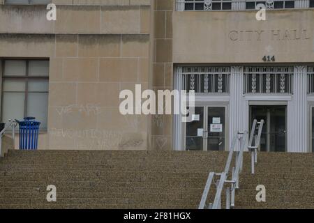 Kansas City, Missouri, Stati Uniti. 10 Apr 2021. Camp 6ixx tende senzatetto rimosso dal municipio dopo le camere di hotel in Kansas City, Missouri il 10 aprile 2021. Credit: Dee CEE carter/Media Punch/Alamy Live News Foto Stock