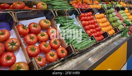 Un mercato di frutta e verdura Foto Stock